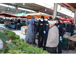 Niğde’de Polisler Yaşlıları Evine Bırakıyor