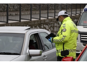 Trafik Polisleri Sürücüleri Kimlik Kontrolü Yapıp Tek Tek Uyardı
