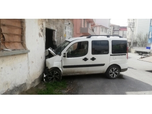 Direksiyon Başında Şeker Komasına Giren Yaşlı Adam Duvara Çarptı