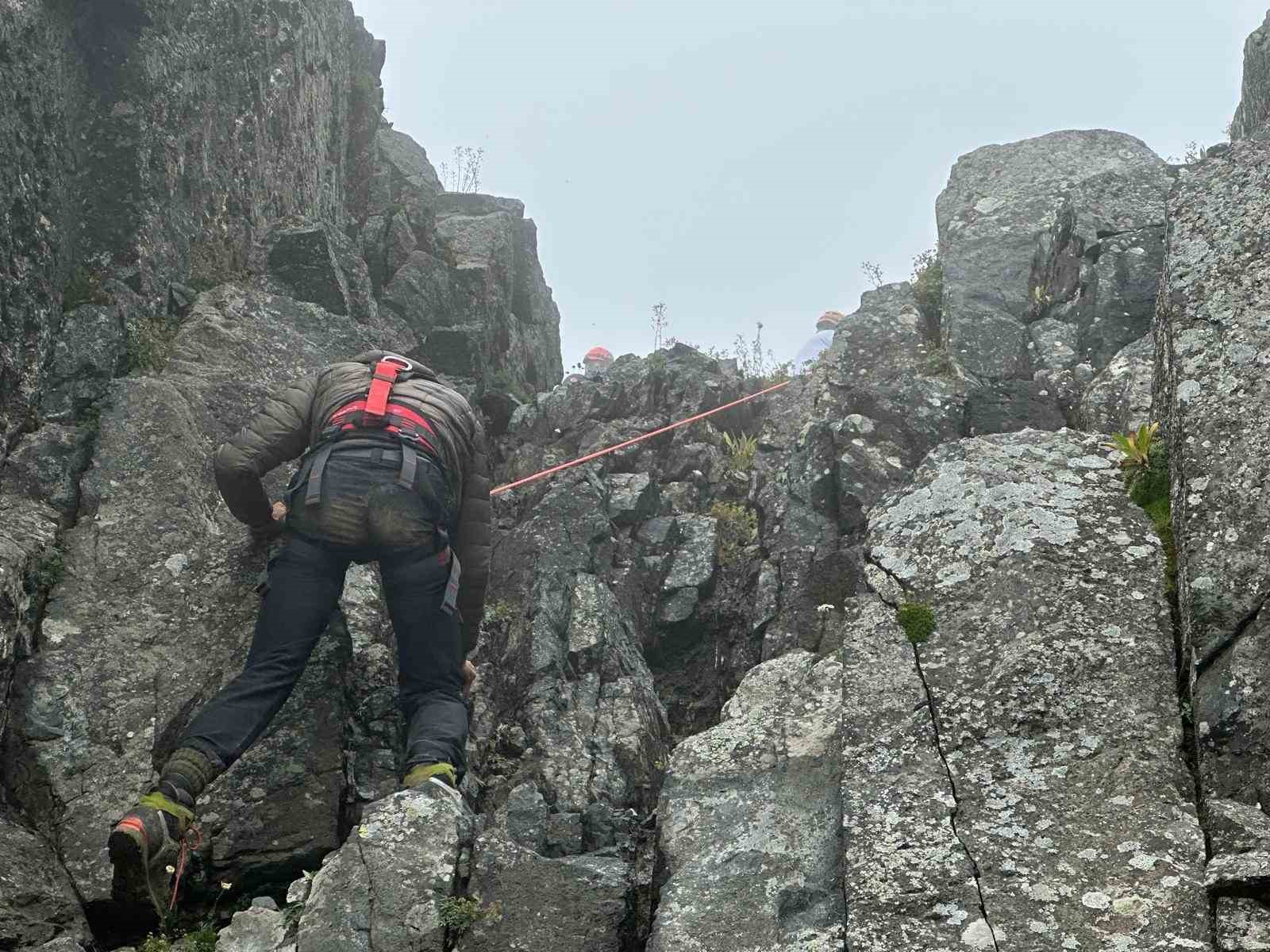 rize-de-kackar-dagi-nda-kaybolan-ingiliz-turiste-ekipler-ulasti