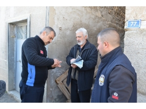 Evden Çıkamayan Emeklinin Maaşını Zabıta Ekipleri Götürdü