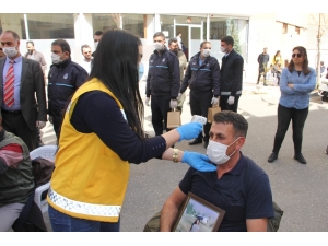 Bağlar Belediyesi Evlat Nöbeti Tutan Aileleri Sağlık Kontrolünden Geçirip Dezenfektan Dağıttı