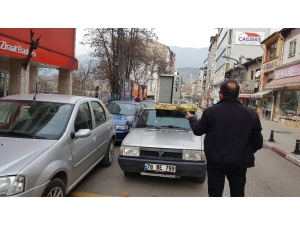 Otomobilinin Üstüne Bağladığı Buzdolabını Polisin Uyarısına Kızıp Kaldırıma Bırakıp Gitti