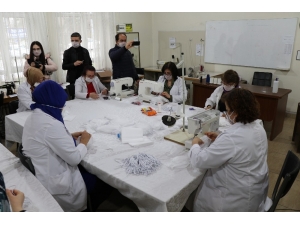 Gönüllü Öğretmenler; Sağlık Çalışanları İçin 80 Bin Maske Üretecek