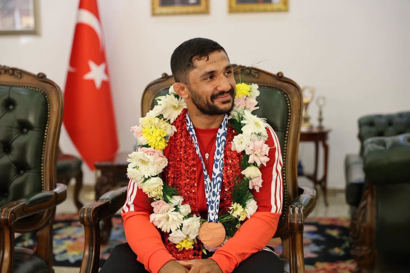 igdir-valisi-tasolar-bronz-madalyali-milli-judocu-salih-yildiz-i-agirladi