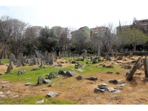 Alanya’da Sahipsiz Taş Mezarlar Gizemi Koruyor