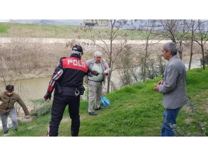 Polis “Ölmek Mi İstiyorsunuz?” Diye Uyardığı Yaşlıları Kolonya Sıkarak Evlerine Gönderdi