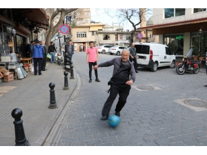Esnaf Müşteri Olmayınca Futbol Oynadı