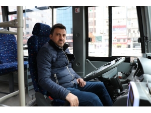 Yaşlı Kadın Yasağa Rağmen Otobüse Binmek İçin Dakikalarca Direndi