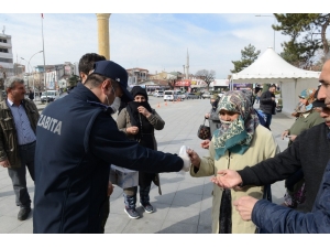 Belediye Vatandaşlara Maske Dağıttı
