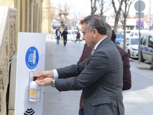 Çorum’da Şehrin Farklı Noktalarına El Dezenfektanı Yerleştirildi