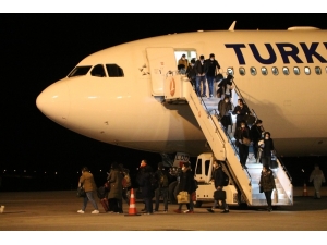 İrlanda’da Eğitim Gören Öğrencileri Taşıyan Uçak Sivas’a İndi