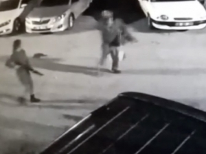 Genç Kız, Arkadaşını Pompalı Tüfekle Vurdu