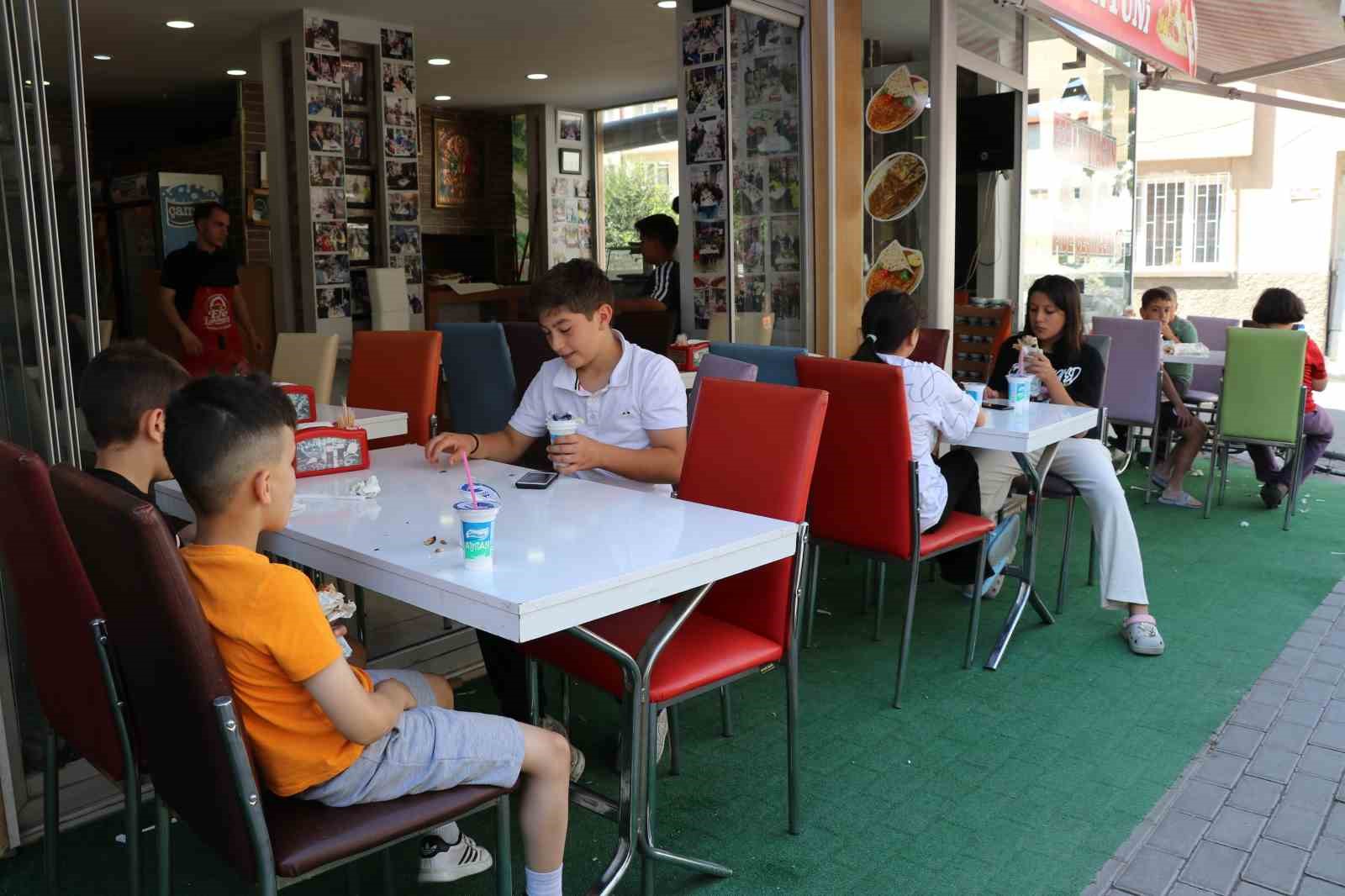 adana-da-anne-ve-cocugu-uzen-lahmacuncuya-nispet-cocuklara-ucretsiz-lahmacun-dagitti