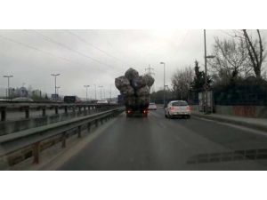 Aşırı Yüklenen Kamyon Görenleri Şaşkına Çevirdi