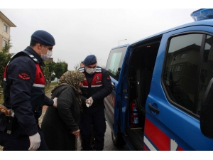 Jandarma Ekipleri Yaşlılar İçin Semt Pazarına Gidiyor, Eczaneden İlaçlarını Alıyor