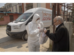 Mersin’de İhtiyaç Sahibi Yaşlıların Yemekleri Evlerine Ulaşıyor