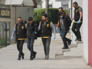 Hayat Kadınlarına Bin Lira Kaptırınca Otel Görevlisini Gasp Ettiler