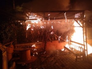 Atık Kağıt Konteyneri İle Kablolar Alev Alev Yandı