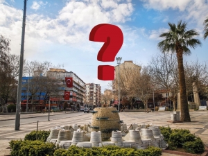 Türkiye’nin En Büyük Cam Horoz Heykelini Montaj İle Kümesine Gönderdiler