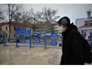 Uyarılar Dinlenmeyince, Polis Meydanı Barikatla Kapattı
