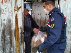 Jandarma 65 Yaş Üstü Vatandaşlara Yardım Götürdü