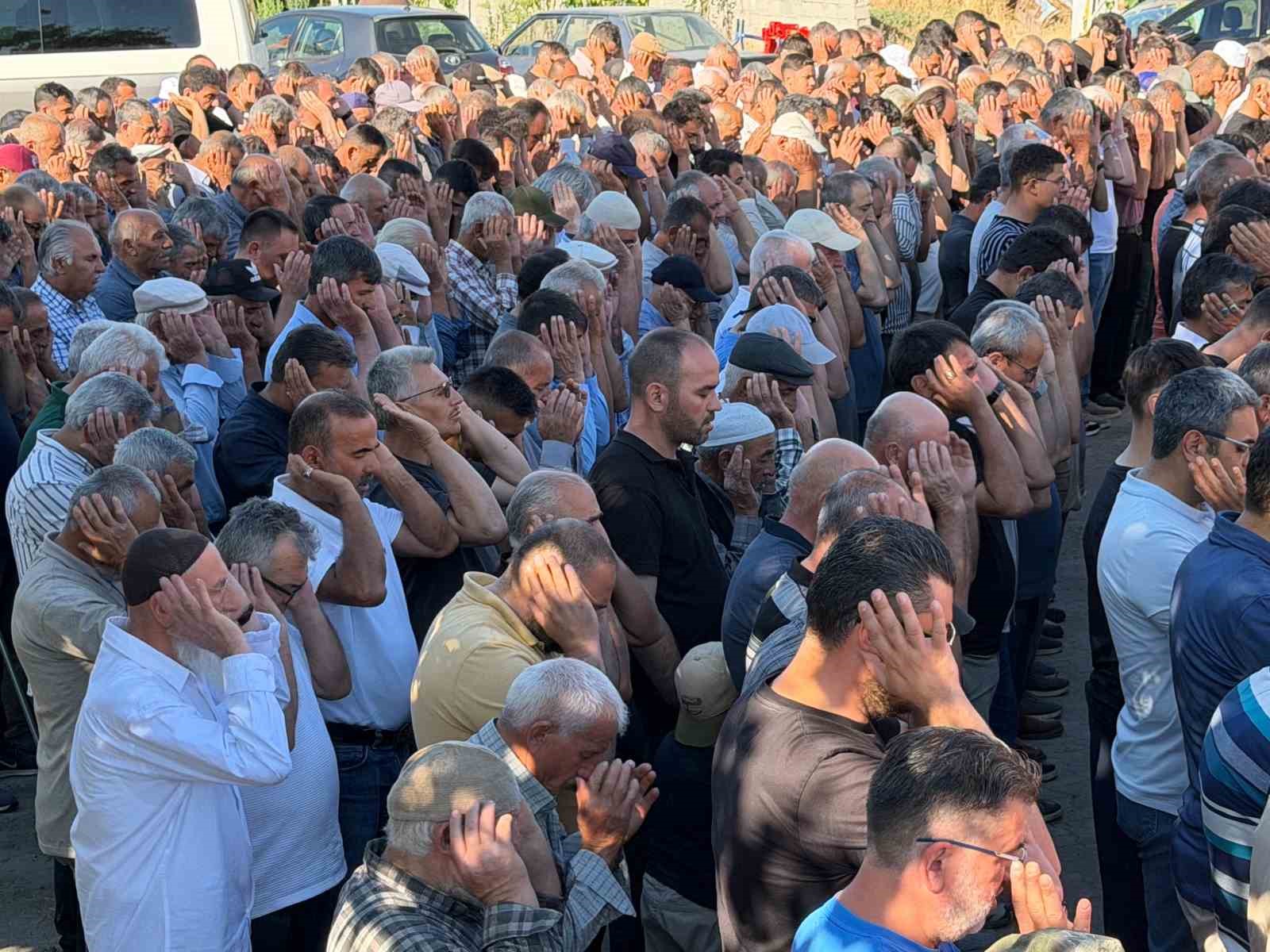 almanya-dan-memleketlerine-giderken-kazada-olen-3-kisi-son-yolculuguna-ugurlandi