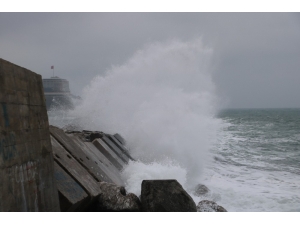 Zonguldak’ta Rüzgar Nedeniyle Dalgalar Mendireği Aştı