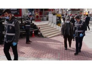 Polisin Evine Bırakmak İstediği Yaşlı Adam: "Yayan Gideyim Dizlerim Açılsın"