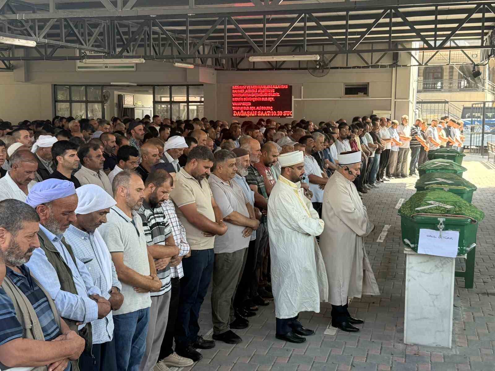 mersin-deki-4-kisi-feryatlar-arasinda-son-yolculuguna-ugurlandi