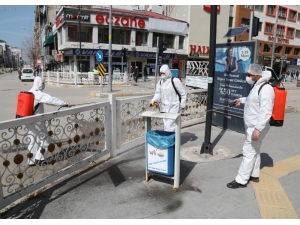 Van Büyükşehir Belediyesi Caddeleri Dezenfekte Etti