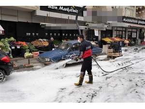 Sokaklar Köpükle Temizleniyor