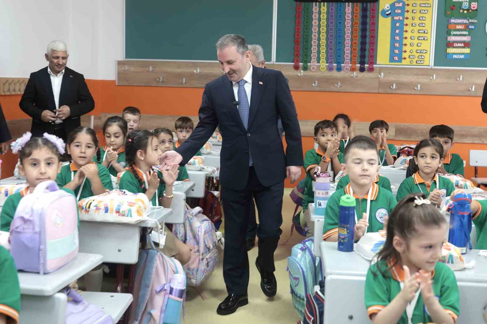 sultanbeyli-de-9-bin-ogrenciye-ucretsiz-kirtasiye-destegi
