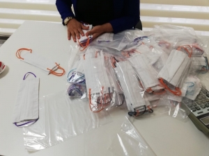 Ürettikleri Maskeleri Güvenlik Görevlilerine Dağıttılar