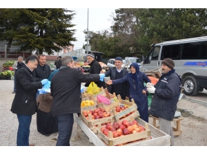 Belediye Pazarda Eldiven Dağıttı