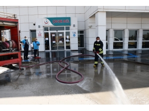 Aksaray’da İtfaiye Ekipleri Hastane Bahçesini Dezenfekte Etti