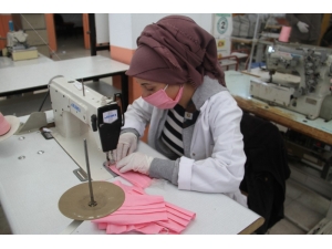 Beyşehir’de Öğretmen Ve Meslek Lisesi Öğrencileri Maske Üretimine Başladı