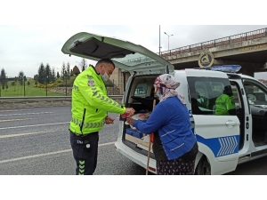 Tanker Yangınına Bakan Trafik Ekipleri Adres Soran Yaşlı Kadını Gideceği Yere Bıraktı