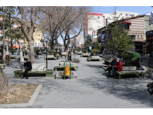 Niğde Belediyesi Bankları Kaldırdı