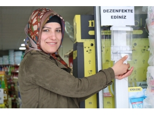 Müşteri Kısıtlamasına, Dezenfektan Ve Eldivenli Önlem