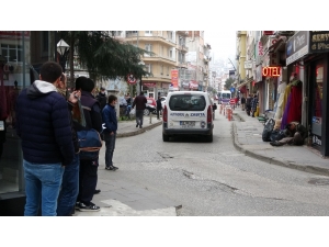 Yere Yığılan Şahsa, Virüs Korkusuyla Kimse Müdahale Edemedi