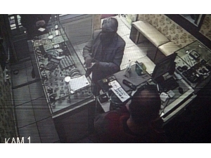 Hem Yasağı Deldi, Hem De Kuyumcuyu Dolandırdı