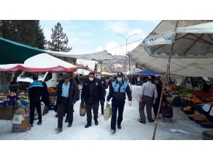 Pazar Yerinde Gezen 65 Yaş Üstü Vatandaşlar Polis Tarafından Alınıp Evlerine Bırakıldı