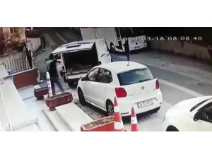 Şahsın Minibüsten İki Denemede Telefon Çaldığı Anlar Kamerada