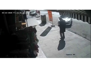 Kaldırımda Yürüyen Vatandaşın Ani Ölümü Güvenlik Kameralarına Yansıdı