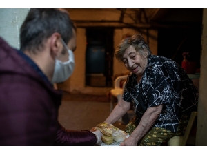 Kadıköy Belediyesi’nden Yaşlılara Sıcak Yemek