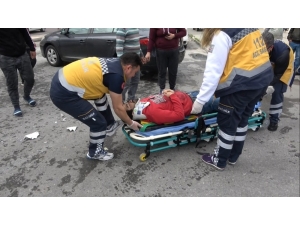 Otomobile Çarpan Motosikletli Yaralandı