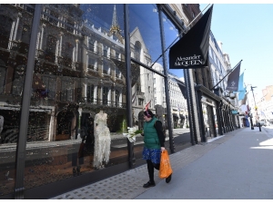 Kapalı Mağazalara Bakıp Geçmekle Yetiniyorlar