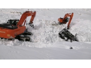 Facianın Yaşandığı Bölgede Çığ Altında Kalan Araçlar Çıkarılıyor