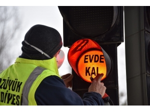 Bozüyük’te Kırmızı Işıklara ‘Evde Kal’ Yazıldı